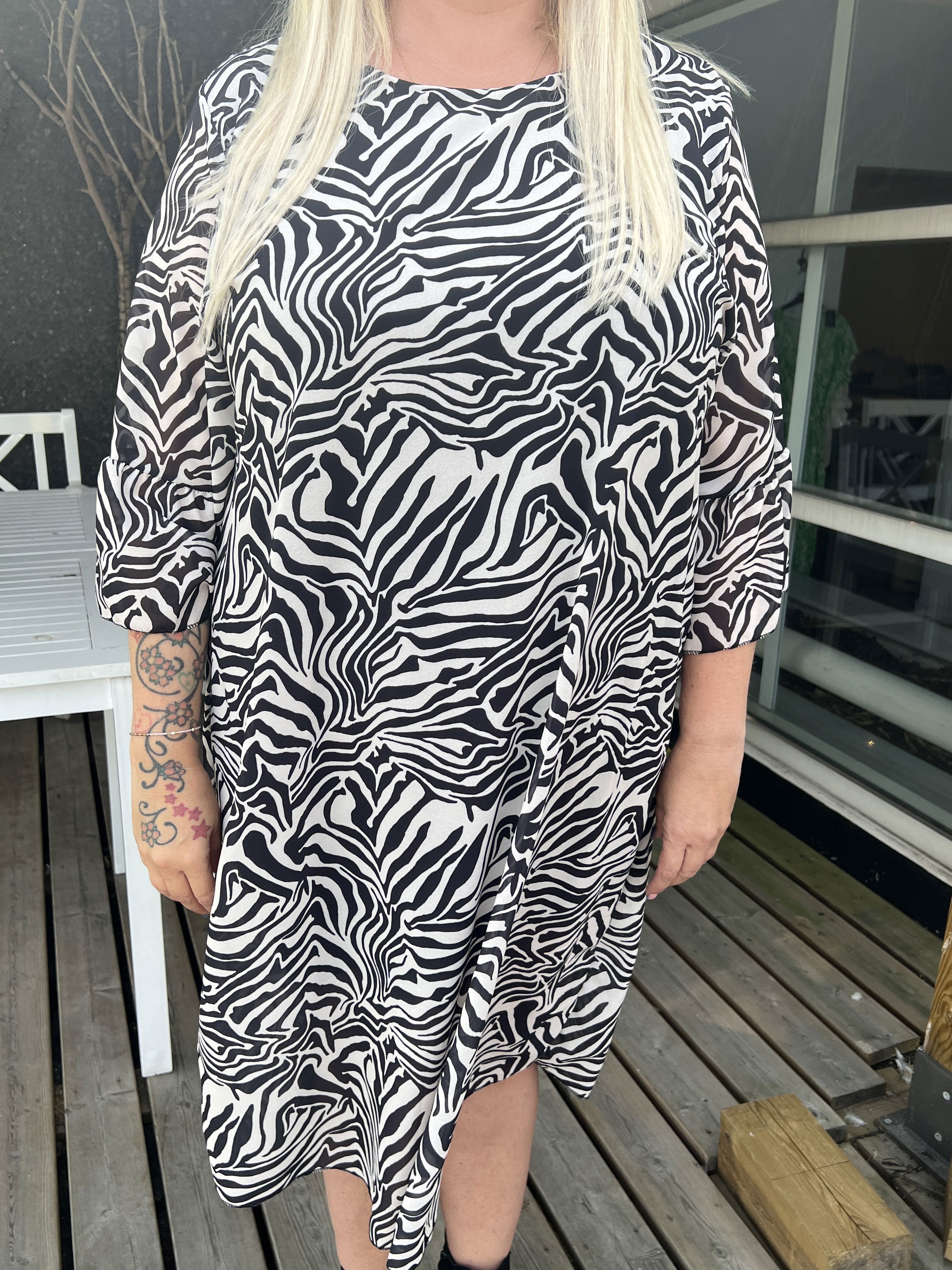 Olive - Zebramönstrad klänning med fin ärm i plus size